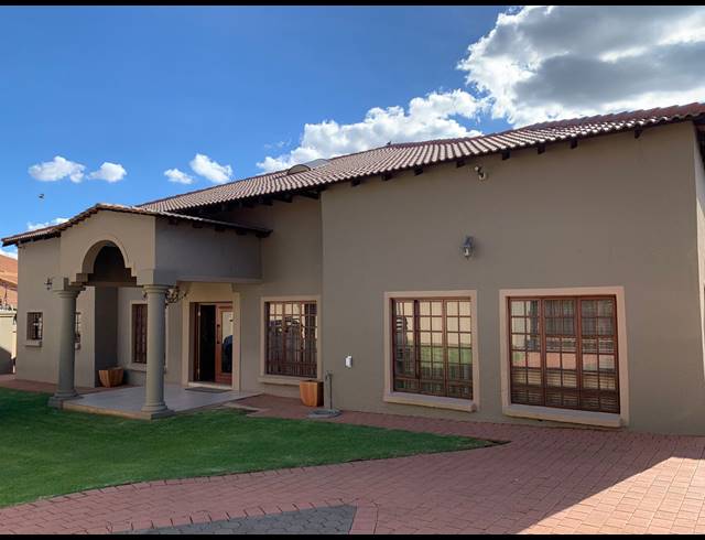 5 BEDROOM HOUSE FOR SALE IN GREENHILLS